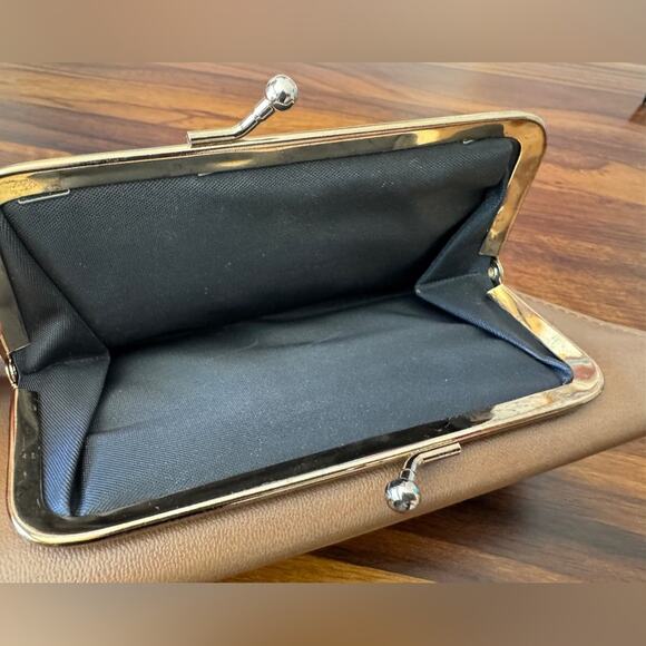 Vintage ‘90s Beige Rectangular Multi-Compartment Wallet - Picture 6 of 6